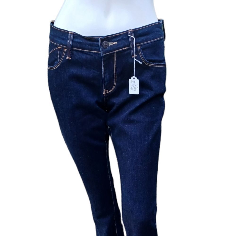 10309....Old Navy Flirt Bootcut Jeans Size 2R, W28" 31"Inseam  8"Rise